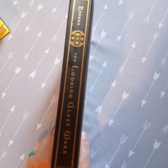 The Looking Glass Wars by Frank Beddor - Picture 2 of 3